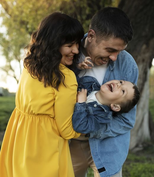 medium-shot-happy-parents-with-kid